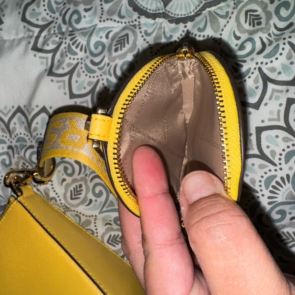 Michael Kors Jet Set Travel Small Crossbody Bag Tech Attached MK Signature/solid - Picture 5 of 7